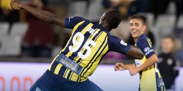 Useyn Bolt futbolçu karyerasında ilk qollarını vurdu (VİDEO)