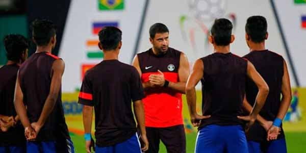 Azərbaycanda futbolçu baş məşqçini döydü