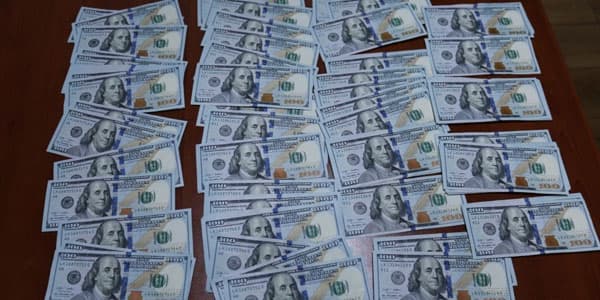 Azərbaycandan külli miqdarda dolların aparılmasının qarşısı alındı