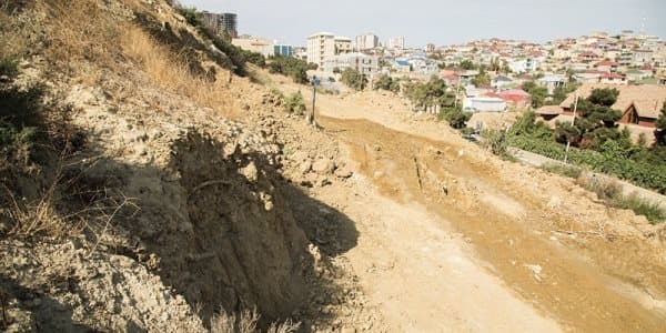 Badamdarda son vəziyyət: Sürüşmə evlərin hasarlarına doğru yaxınlaşır