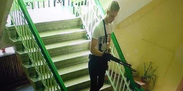 Krımda dəhşət anları: terrorçu qarşısına çıxan hər kəsi güllələyir (VİDEO 18+)
