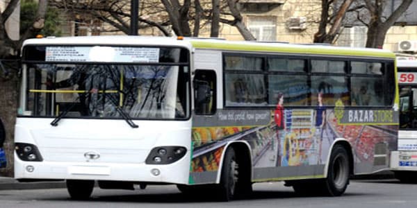 Bakıda ABŞ səfirliyi əməkdaşının avtomobili avtobusla toqquşdu