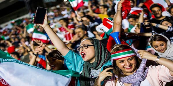 Din xadimindən qadınların stadiona buraxılmasına reaksiya: "Haram deyil"