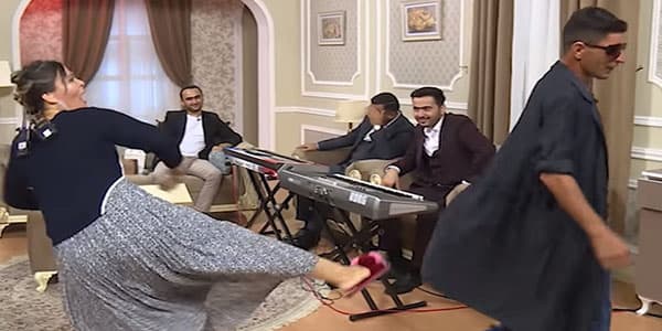 Əməkdar artisitin şpaqat açdığı veriliş bağlandı (VİDEO)