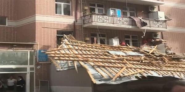 Külək Mehdiabadda fəsadlar törətdi: 3 binanın dam örtüyü dağıldı, xəsarət alan var (VİDEO)