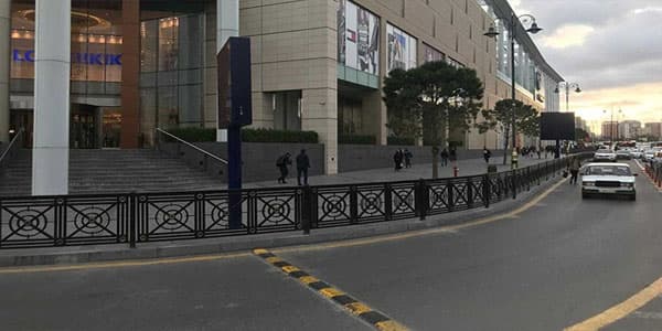 "Gənclik Mall"un qarşısı hasarlandı (FOTO)