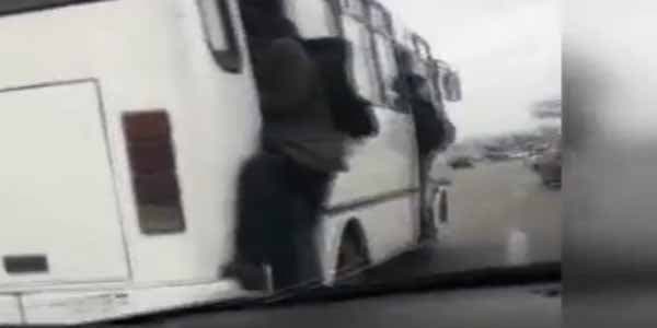 Bakıda avtobus sürücüsü sərnişinlərin həyatını belə təhlükəyə atır (VİDEO)