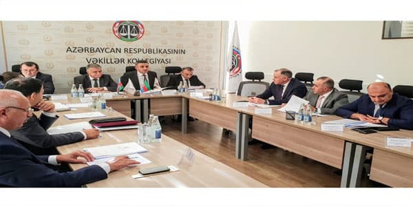 İki vəkilin fəaliyyəti dayandırıldı, bir vəkilə töhmət verildi
