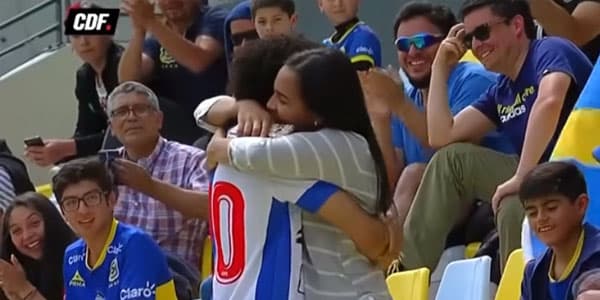 Futbolçu sevgilisinə evlilik təklif etdiyi oyunda dəhşətli anlar yaşadı (VİDEO)