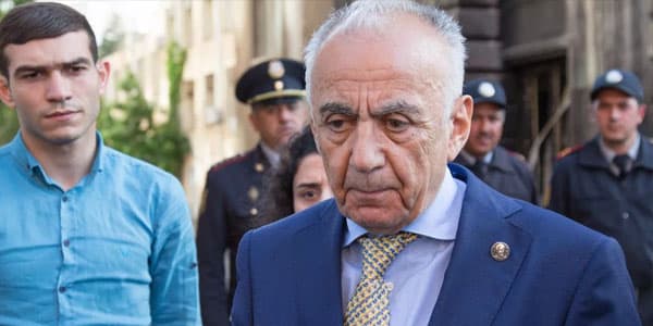 Hacıbala Abutalıbov əsəbləşdi: "Qara çörəyi yeyənləri düşünmürsüz!" (VİDEO)