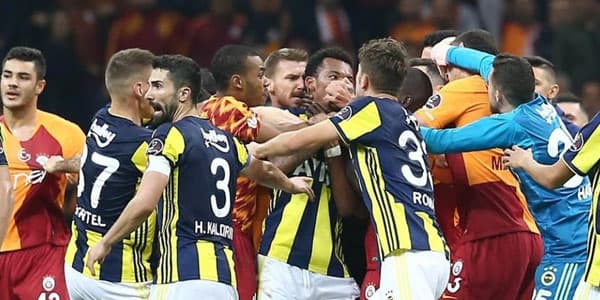 "Qalatasaray" - "Fənərbaxça" oyununda dava düşdü (VİDEO)