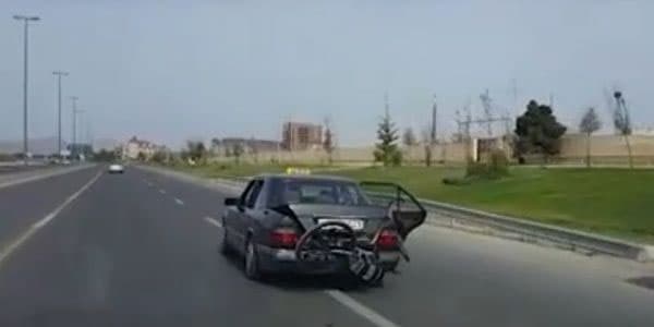 Bakıda sürücü avtomobili qapısı açıq idarə etdi (VİDEO)
