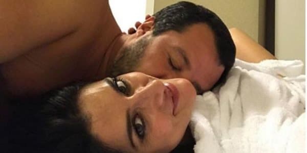 TV ulduz nazirlə yataq fotosunu paylaşıb ayrıldığını elan etdi