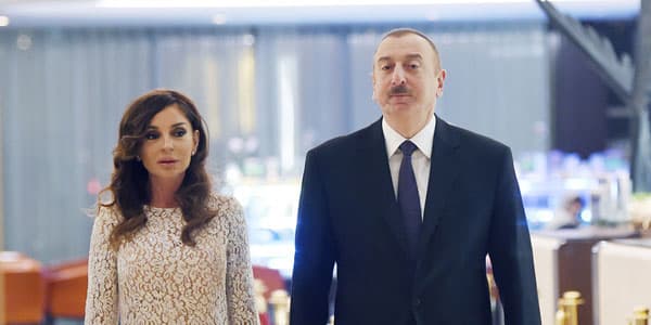 Prezident və xanımı "Bravo"nun açılışında