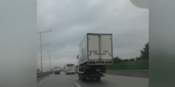 Bakıda evakuator sürücüsü qaydaları belə pozur (VİDEO)