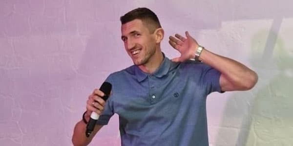 Ukraynalı futbolçu Müslüm Maqomayevin mahnısını oxudu (VİDEO)