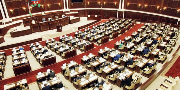Milli Məclisdə deputatlar arasında mübahisə düşdü