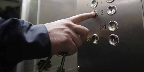 Bakıda liftin mühərriki yandı: 2 nəfər xilas edildi