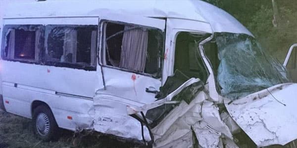 Yevlaxda mikroavtobus qəzaya uğradı: xəsarət alanlar var