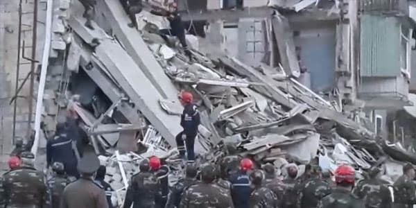 Gəncədə hərbçi dağıntılar altından belə çıxarıldı (VİDEO)