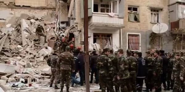 Gəncədəki partlayışın şahidləri: “İçəridə ana və oğlu “bizi qurtarın” deyirdi" (FOTO/VİDEO)
