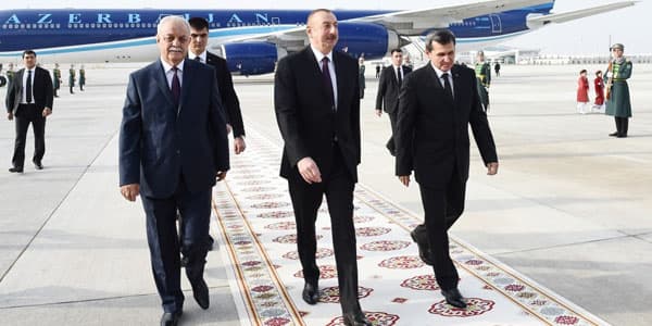 Prezident Türkmənistana rəsmi səfərə gedib (FOTOLAR)