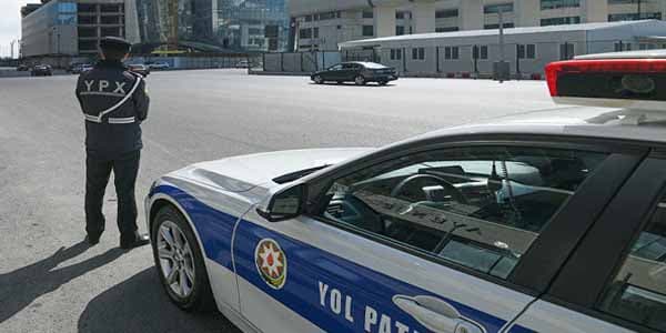 Bakıda yol polisi hamilə qadına belə kömək etdi (FOTO)