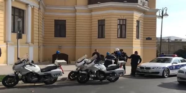 Bakıda yol polisinin halı pisləşdi: Xəstəxanaya aparıldı (VİDEO)