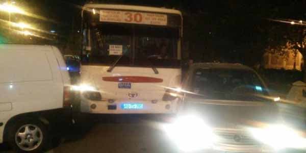 Bakıda sərnişin avtobusu qəzaya düşdü (FOTO)