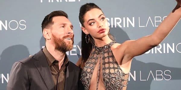 18 yaşlı modellə görüşən Messi özünü itirdi (FOTO/VİDEO)