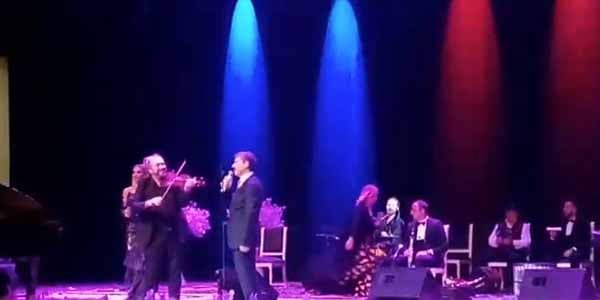Türkiyənin Gəncədəki baş konsulu konsertdə mahnı oxudu (VİDEO)