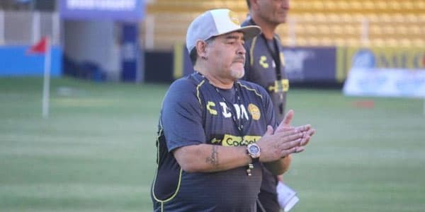 Maradona azarkeşi döymək istədi (VİDEO)