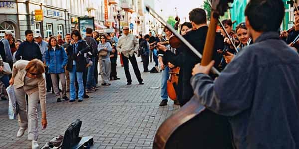 Azərbaycanlı qız Türkiyədə küçə musiqiçiliyi edərək pul qazanır