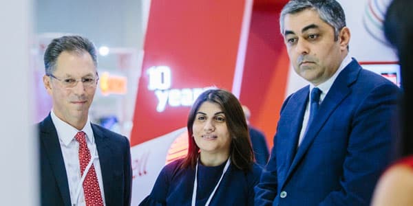 Nikolay Beckers Azərbaycanda ilk dəfə 600 Mbps mobil sürətini nazirə təqdim etdi (R)