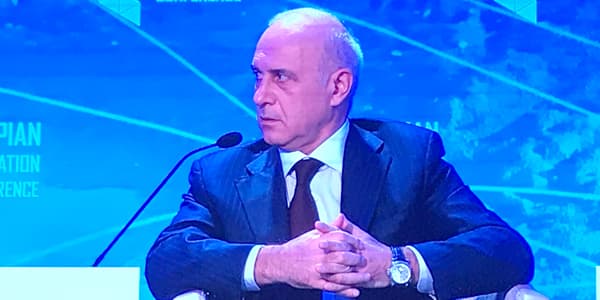 “Genişzolaqlı mobil internetin gələcəyi: 5G və sonrası" (R)