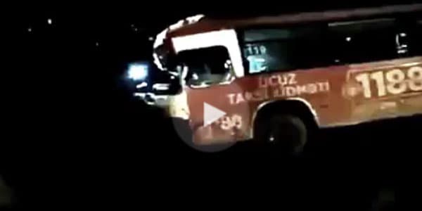 Ötən gecə baş vermiş avtobus qəzasının görüntüləri (VİDEO)