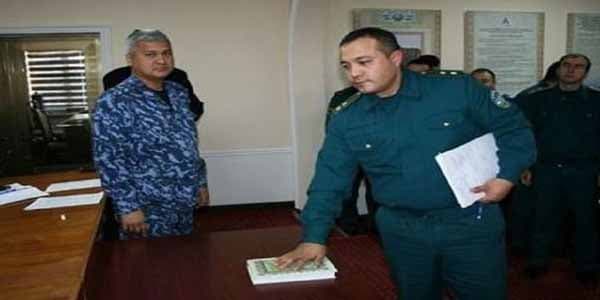 Özbək polislər rüşvət almayacaqlar: Qurana əl basdılar