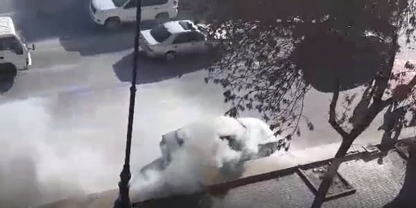 Bakının mərkəzində maşın yandı (FOTO/VİDEO)