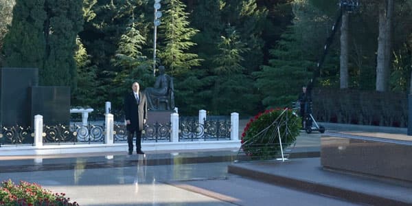 İlham Əliyev və ailə üzvləri Heydər Əliyevin məzarını ziyarət edib