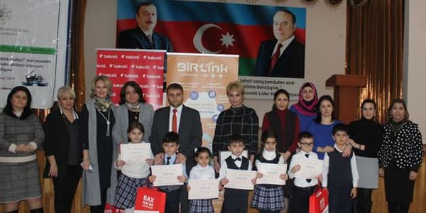 “Bakcell” müsabiqədə qalib gələn məktəbliləri mükafatlandırdı (R)