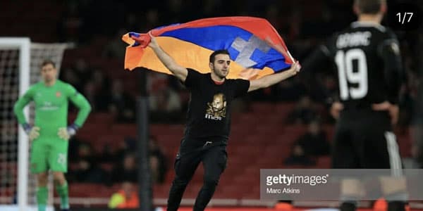 "Qarabağ" oyununda erməni azarkeş separatçıların bayrağı ilə stadiona çıxdı (FOTOLAR)
