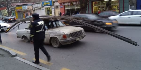 Bakıda sürücü özünə və polis əməkdaşına yanıq xəsarəti yetirdi (RƏSMİ)