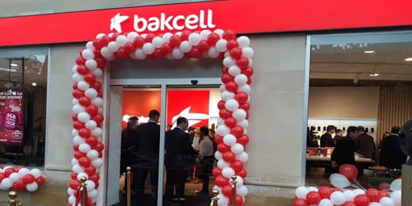 "Bakcell"in bu mağazasından telefon alan hər kəs 1 il pulsuz danışacaq (FOTOLAR)