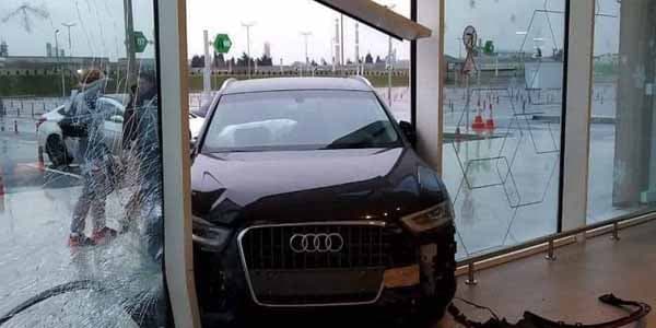 Bakıda sürücü "Bravo" marketə avtomobili ilə "girdi" (FOTO)