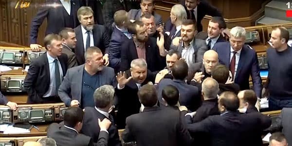 Ukraynada deputatlar əlbəyaxa oldu (VİDEO)