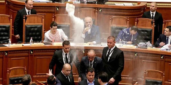 Albaniya baş nazirinə yumurta atdılar (VİDEO)