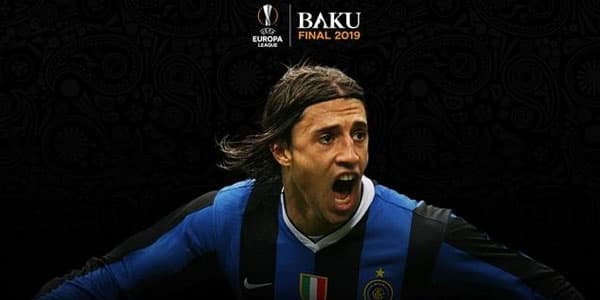 Məşhur futbolçu Bakıya gəlir