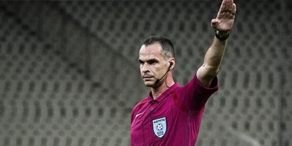 FIFA referisi döyüldü, ölkə çempionatı dayandırıldı
