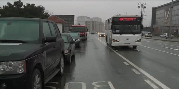 Yolun ortasında sərnişin düşürən avtobuslar (FOTO/VİDEO)
