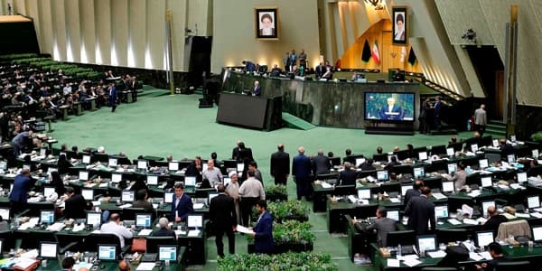 İran parlamentinə tələb: "Qadınların sayını artırın"